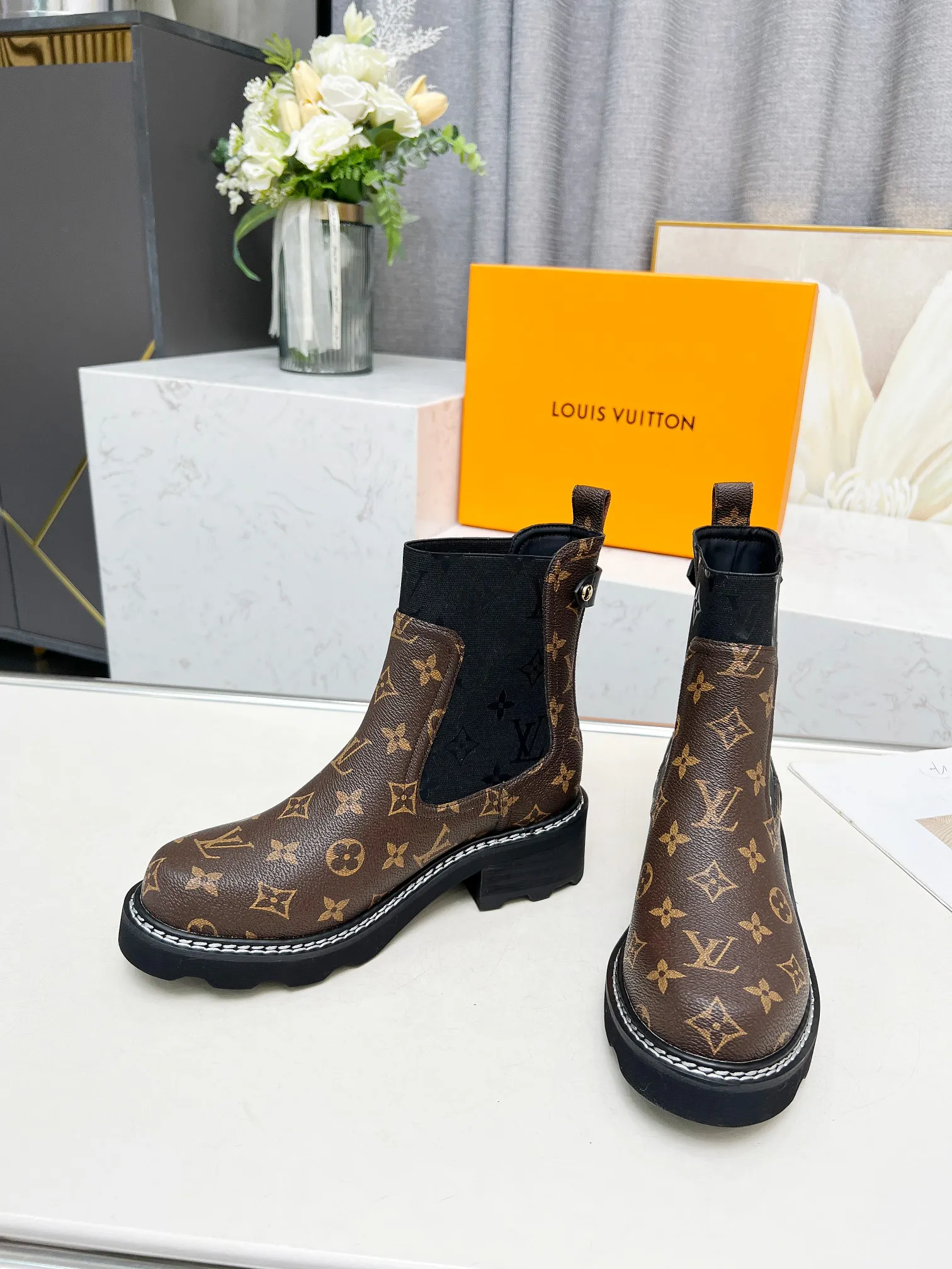 👟👟Ex-factory price 560👟👟Louis Vuitton 2024 autumn and winter high-end customization, major celebrity and Internet celebrity catwalk style, century-old classic, exquisite craftsmanship, comfortable on the feet. This LV Beaubourg ankle boot has a smooth calf leather body with handsome style and soft elements, and the Monogram patterned elastic side panel embodies the style of Chelsea boots. Paired with a thick yet lightweight micro outsole. Dazzling studs, a Louis Vuitton embossed leather label and plain stitching around the welt add to the sophisticated details. Fabric: Full-grain cowhide Lining: Cowhide Color: Black Brown Code number 35 to 40 (41 and 42 can be customized and non-returnable) Bosses are welcome to make orders